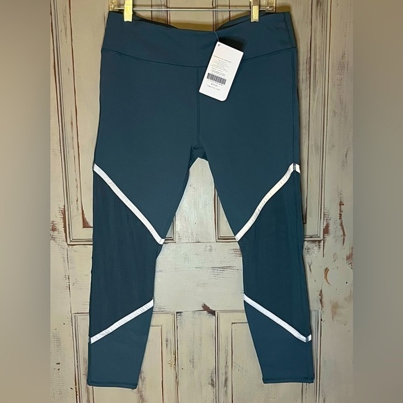 Fabletics Pants - NWT Fabletics Brogan Reflective short leggings capri XL